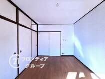 和室とつながっており、和室を開放すると開放的な空間になります。