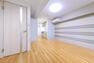 居間・リビング LDKは約10帖の広さ。※画像はCGにより家具等の削除、床・壁紙等を加工した空室イメージです。