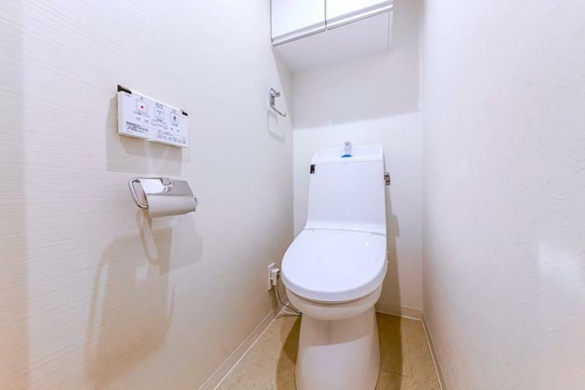 トイレ トイレは温水洗浄便座付です。トイレの上部には収納付。トイレットペーパー等、買い置きもしやすそうです。