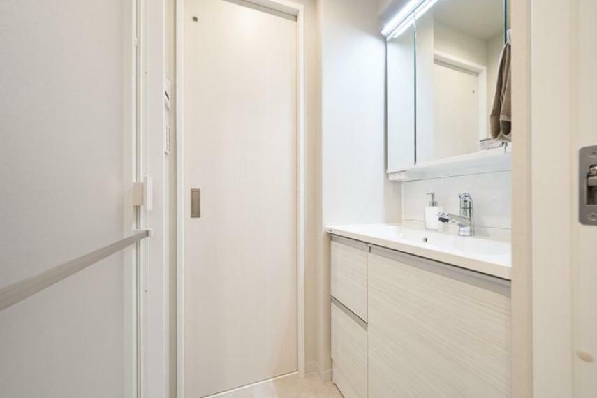 清潔感のある明るい雰囲気の洗面室。※室内の小物・家具等は価格に含まれません。