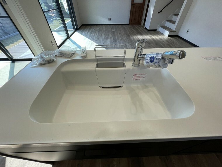 お鍋やフライパンも洗いやすいワイドなキッチンシンク。スタイリッシュな浄水器一体型のシャワー水栓です