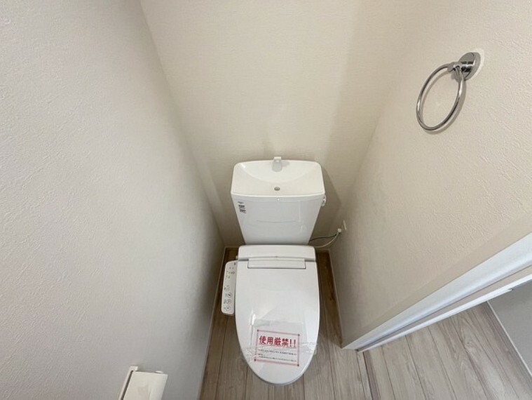 トイレ トイレには機能的で便利な収納棚を完備、快適な温水洗浄便座付です。