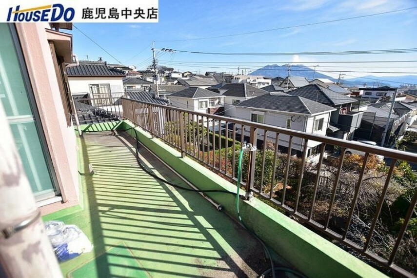【バルコニー】東南向きのバルコニーです！日当たりも良く、天気がいい日には桜島や錦江湾を眺められます