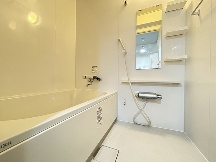 浴室 白を基調としたシンプルながらも清潔感溢れるデザインです。毎日のバスタイムを癒やしの時間に