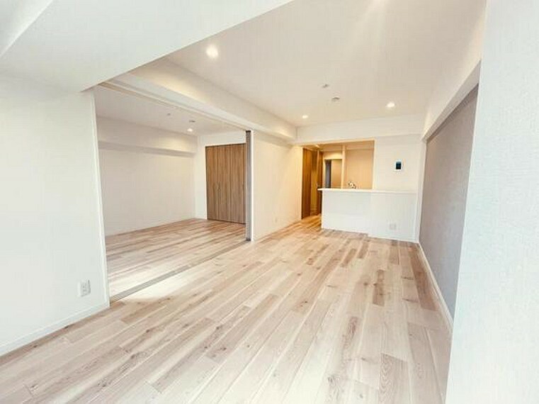 居間・リビング LDKと隣接する洋室の引き戸を開放することで、広々とした空間としても利用可能です。