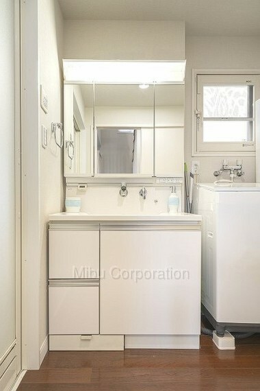 洗面化粧台 便利な3面鏡の独立洗面台です。洗濯機を置いても十分に脱衣スペースを確保できます。