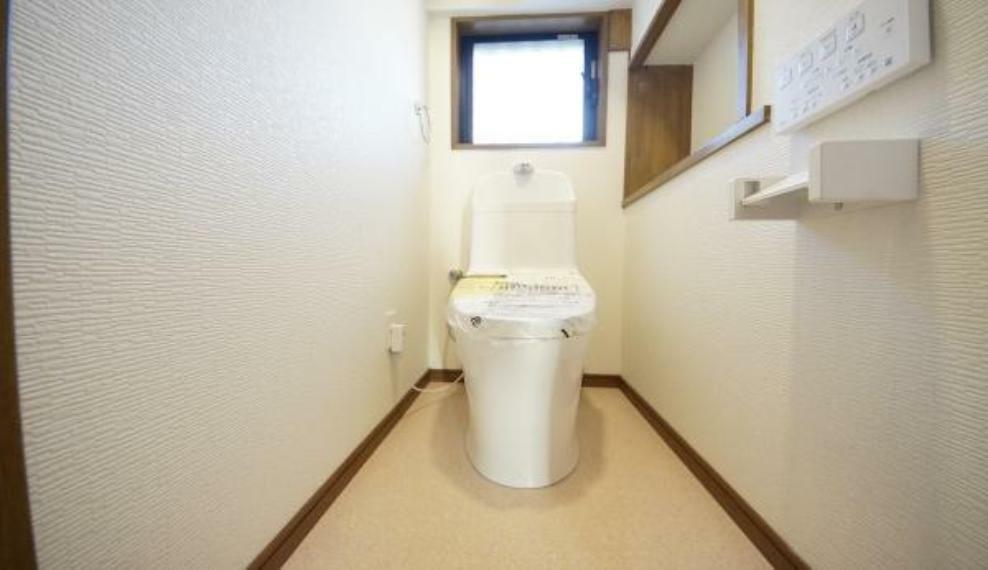 トイレ 《トイレ》　■快適な使用感が人気の温水洗浄脱臭暖房機能を搭載。しかも汚れがつきにくく落ちやすい、洗浄力に優れた洗浄機能付トイレ。