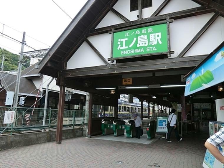江ノ島電鉄　江ノ島駅 土日祝日等の休日は多くの観光客が訪れる他、夏休み・冬季のイルミネーション期間中はかなり混雑します。
