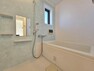 浴室 落ち着いた空間を演出するカラーとゆったりお使い頂ける広さが魅力のバスルーム。窓があり換気環境も良好です。
