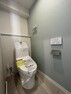 トイレ 綺麗な壁の色で爽やかなトイレです