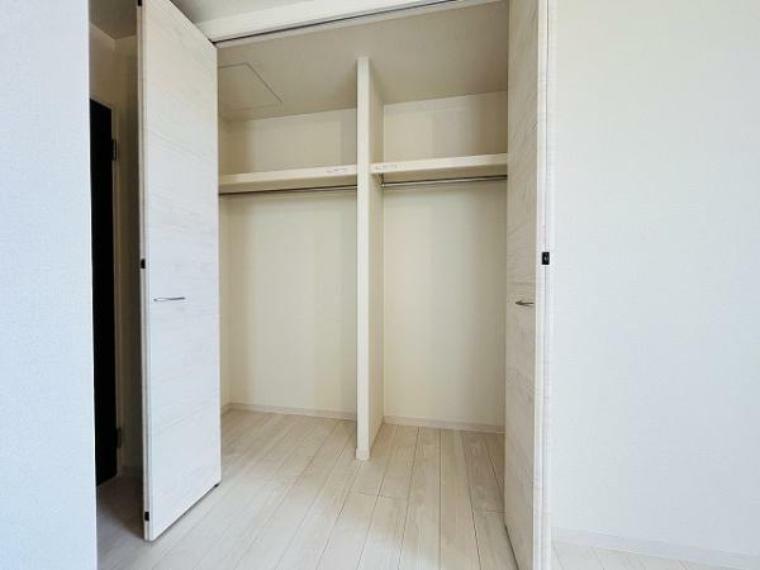 寝室収納・クローゼット。収納力もあり、お部屋を広く使うことができます。