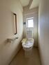 トイレ 白を基調とした清潔感あふれるトイレ 小窓がやさしい光を差し込み明るい印象に
