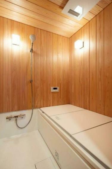 浴室 一日の疲れを癒してくれる、ゆったりとした広さのバスルーム。