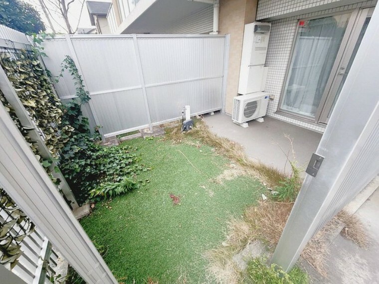 マンション一階部分の特権である庭付き住戸。戸建のような使用感で居住できます。