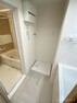 ランドリースペース 白を基調とした清潔感のある洗面室。