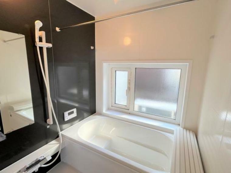 浴室 【同仕様写真】キッチンは永大産業製の新品に交換します。水はねを抑える静音シンクを標準採用。家族との会話を妨げません。