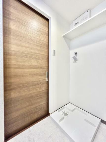 浴室 【リフォーム済】こちらは天井・壁のクロス、床を水に強くお手入れしやすいクッションフロアに張り替えました。三面鏡付きの洗面台に新しく交換致します。