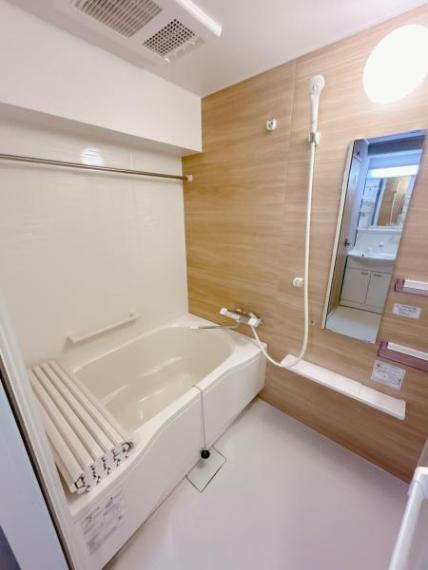 【リフォーム済】浴室の写真です。浴室は新品のユニットバスに交換を行いました。浴室乾燥機付きです。浴槽には滑り止めの凹凸があり、床は濡れた状態でも滑りにくい加工がされている安心設計です。