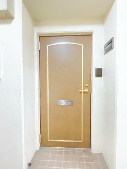 【玄関扉】玄関扉の写真です。エレベーターを出てすぐ玄関になっています。重い荷物を運ぶ時には、玄関との距離が近いのはありがたいですね。