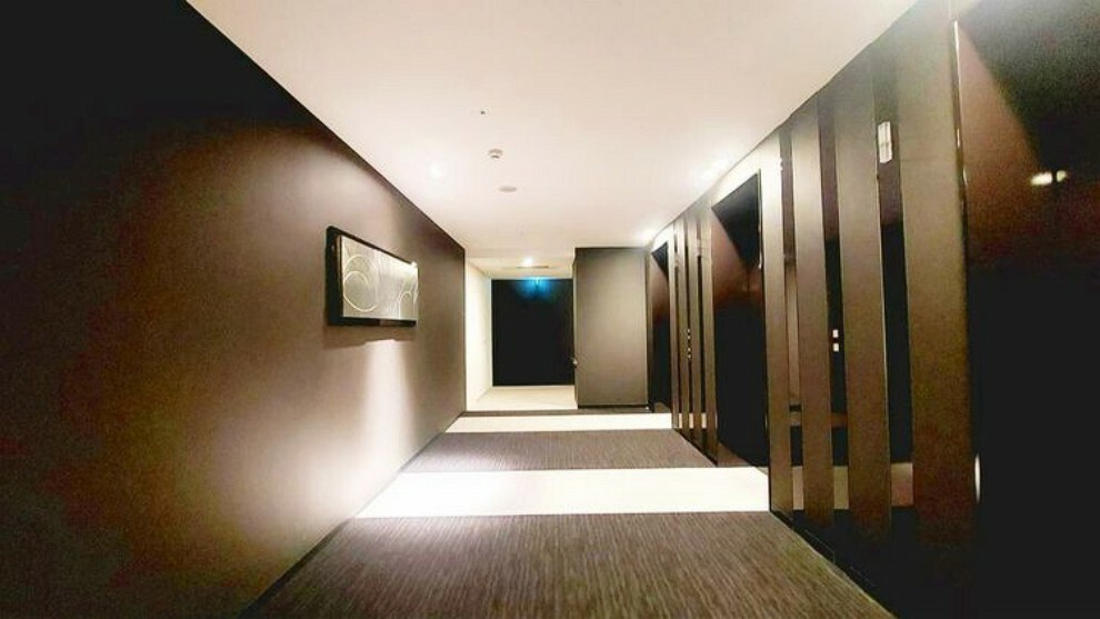 【エレベーターホール（2）】ホテルライクな洗練とプライバシー性が調和する瀟洒な内廊下が感じさせる贅沢。