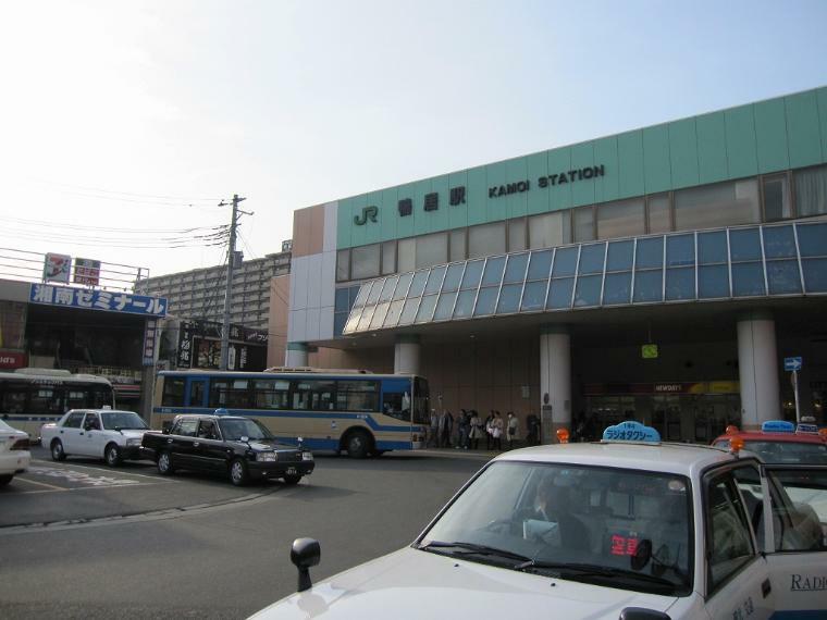 鴨居駅（鴨居駅南側には「ダイエー鴨居店」やドラッグストアなど商店が充実。多くの学校や地区センターなどの公共施設、「鴨居自動車学校」も揃います。駅の北側には大規模ショッピングモール「ららぽーと横浜」が立地。）
