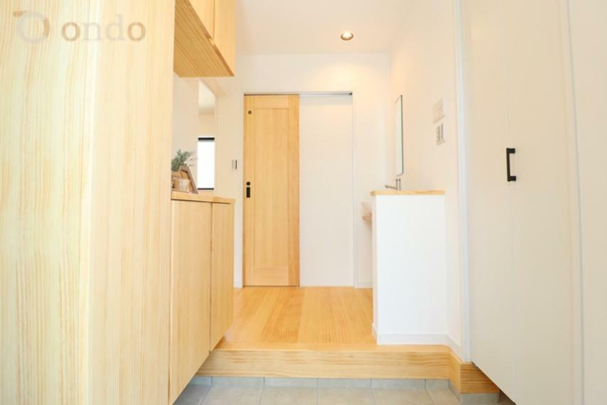 同仕様写真（内観） 【Ondo建物プラン例/玄関】フロートタイプのシューズボックスが備わった玄関。玄関から室内が見えにくく、プライバシーに配慮した設計です。
