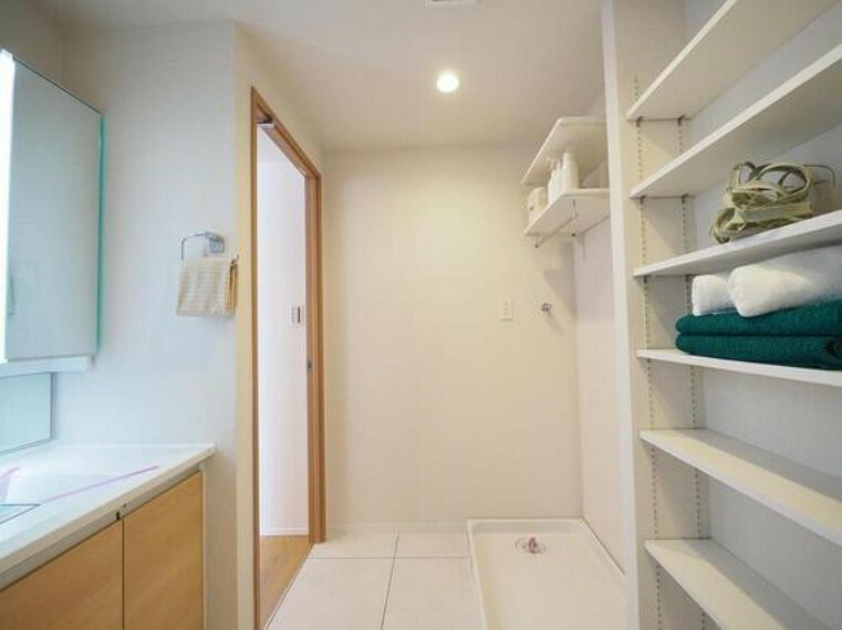 脱衣場 洗面室には、収納スペースがあります。お好みの高さに調節可能な可動棚付きです。