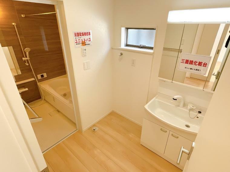洗面化粧台 3号棟 室内（2024年3月）撮影 快適な使い心地とスタイリッシュなデザインが特徴のシャワー付き洗面所。