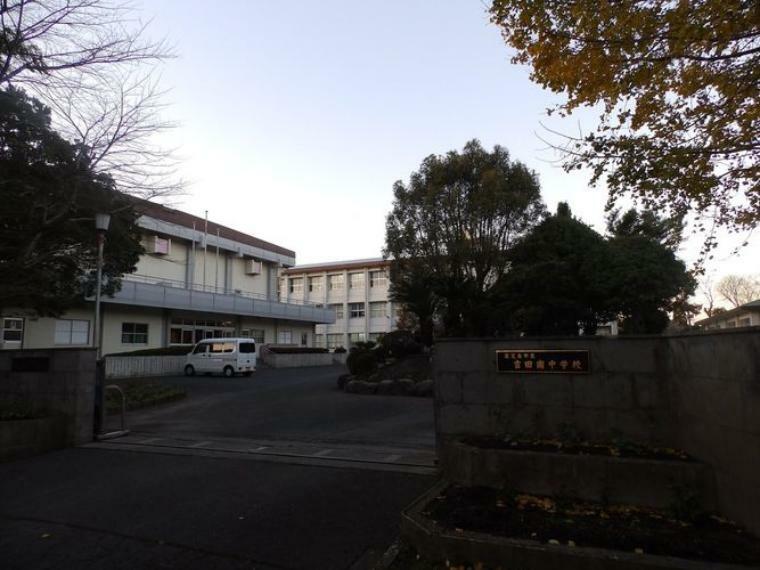 中学校 吉田南中学校【鹿児島市立吉田南中学校】は、本名町に位置する1947年創立の中学校です。令和3年度の生徒数は215人で、9クラスあります。校訓は「礼節・立志・努力」です。