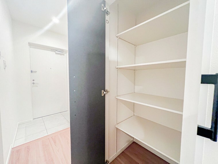 廊下収納の中には棚があり、用途ごとに様々な収納が可能です。