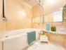 浴室 バスルームは、1日の疲れを取り、心身を癒すことができる場所。住まいの中のリラクゼーション空間です。浴室乾燥機も完備されております。ReFa　FINE　BUBBLE高級シャワーヘッドを採用しております。