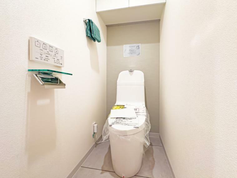 トイレ 温水洗浄便座完備のトイレスペース。ついつい考え事をしてしまうほど落ち着く空間です。室内（2024年4月7日）撮影