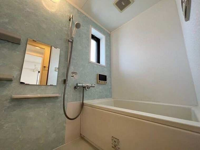 浴室 お風呂には窓があり明るく清潔な空間へ。毎日の疲れを取る癒しのバスルーム。