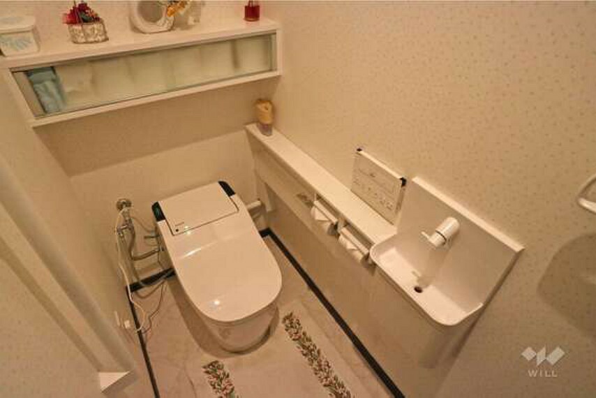 トイレ トイレは蓋が自動開閉式のタイプです。スタイリッシュなタンクレスで、手洗いも付いています！