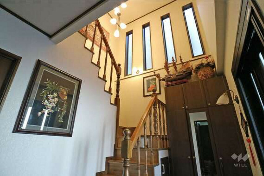 玄関は階段にすぐアクセスできます。2階部分への動線が良いプランで、廊下部分が狭いのも特徴的！