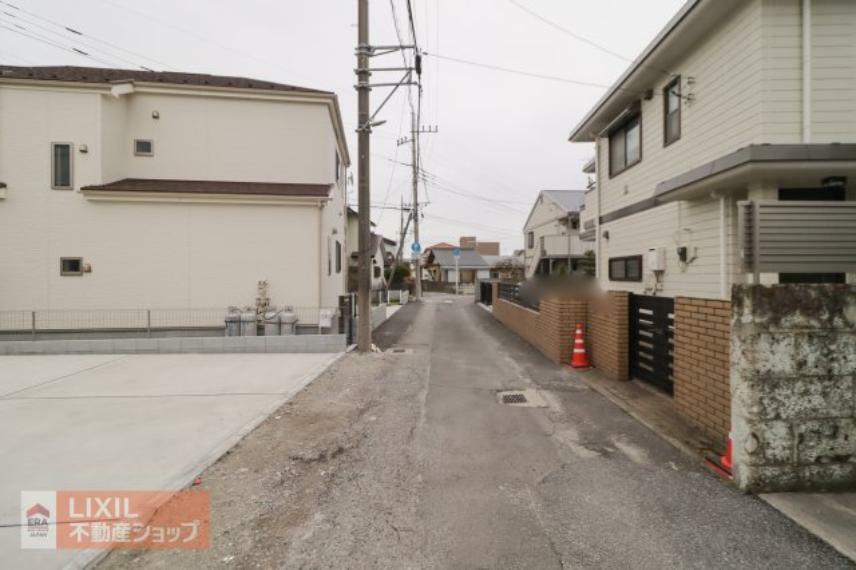 現況写真 【前面道路】現地完成写真。道幅や駐車など、ご確認ください。