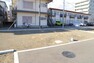 現況写真 土地の前の道路に消火栓が設置されていることがあります。この場合、道路交通法第45条第1項により、駐車禁止の場所が指定されています。そのため、車庫などの駐車スペースをつくることができない場合があります。