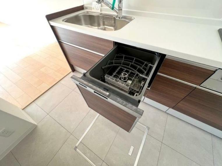 キッチン 《システムキッチン》　■ビルトインタイプの食洗機。食器を一度にまとめて洗えてとても便利です。底の深いタイプを採用しておりストレスなく洗い物が入ります。