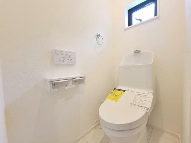 トイレ トイレは1階と2階それぞれにございますので、忙しい時や来客の際もスムーズに使うことができて便利です。