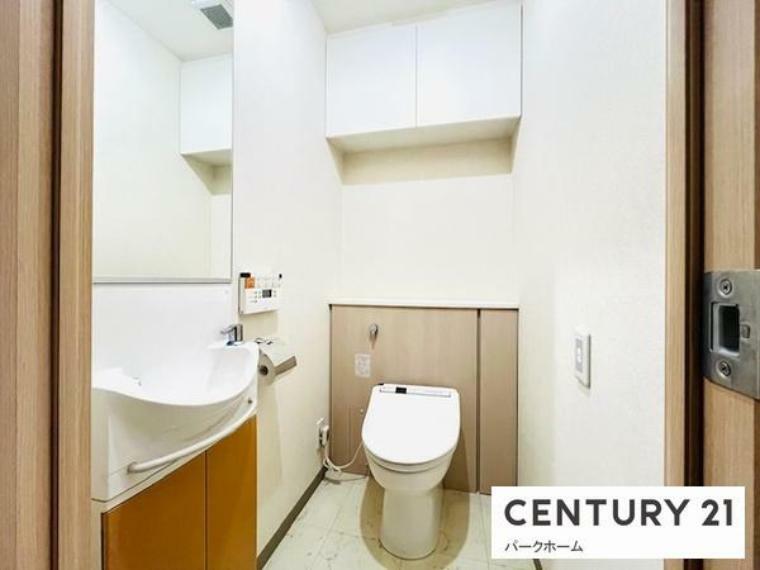 トイレ 【トイレ】 スッキリとしたデザインの温水洗浄便座付きトイレ。 収納もしっかり完備しております！