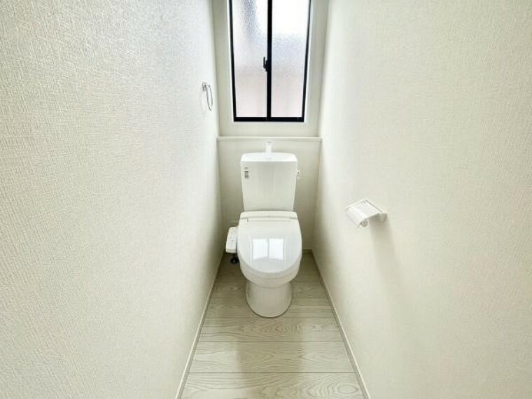 トイレ ■■Toilet■■ 清潔な空間を保ちたいトイレはオフホワイトでまとめました。毎日使う場所だからこそお手入れも楽々にできる機能が搭載されております。汚れが付着しにくい便器はお掃除も楽々です。