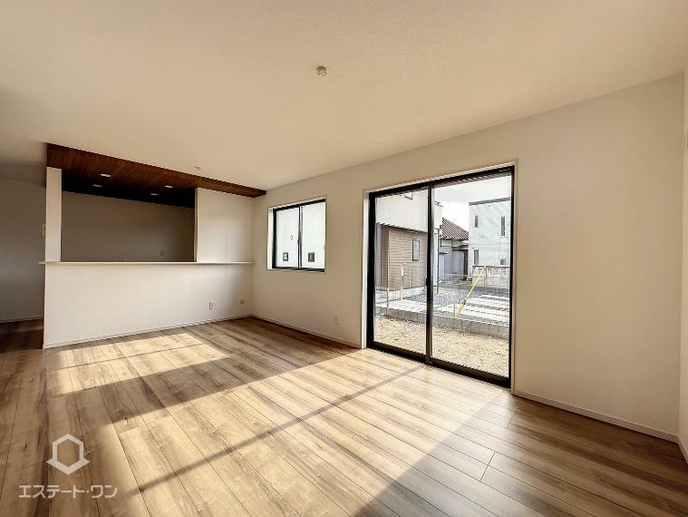 居間・リビング 日当たりのよい、温かい雰囲気のLDK。落ち着いた雰囲気の下がり天井が特徴的なデザインとなっております。