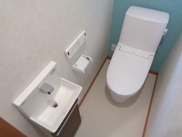 トイレ 寒い冬も安心の温水洗浄便座。 手洗いは便利な自動センサーです。
