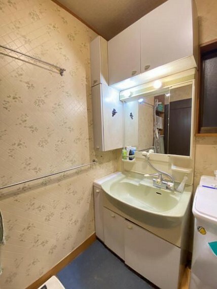 シャワー付きの洗面は3面鏡タイプです！上や横に収納がついているので、色々な物を沢山収納できます！