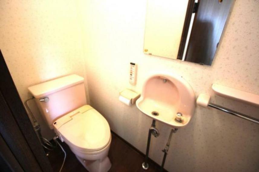 トイレ 2階のトイレには手洗い場もついております。