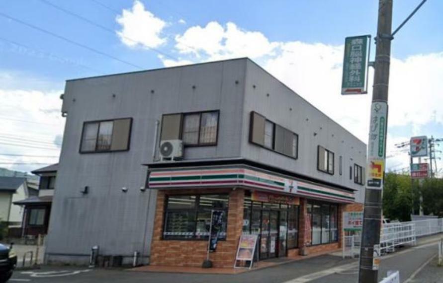 コンビニ 「セブンイレブン」福岡梅林7丁目店様まで徒歩13分（1000M）です。少し距離はありますが、コンビニは24時間営業なので何かと便利ですよ。