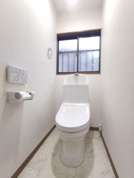 トイレ 【リフォーム済】トイレは温水洗浄便座トイレに新品交換、壁・天井はクロスを張り替えて、清潔感溢れる空間に仕上げました。直接お肌に触れる部分なので新しいと嬉しいですね。