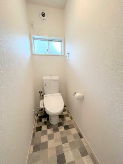 【リフォーム後】トイレはLIXIL製の温水洗浄便座に新品交換しました。室内の壁天井クロスの張替も行いますので、清潔感のある空間に生まれ変わります。