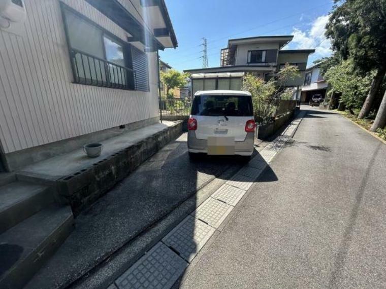 駐車場 駐車場　北側に1台軽自動車が停まるスペースがあります。来客があるときはこちらへ移動させてもいいですね。