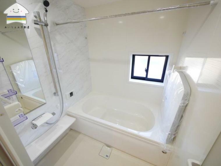浴室 【浴室乾燥機付】お風呂は1坪のユニットバスです。浴室暖房と浴室乾燥がついており、寒い日も暖かく入れ、梅雨の日の洗濯物の乾燥もできちゃいます